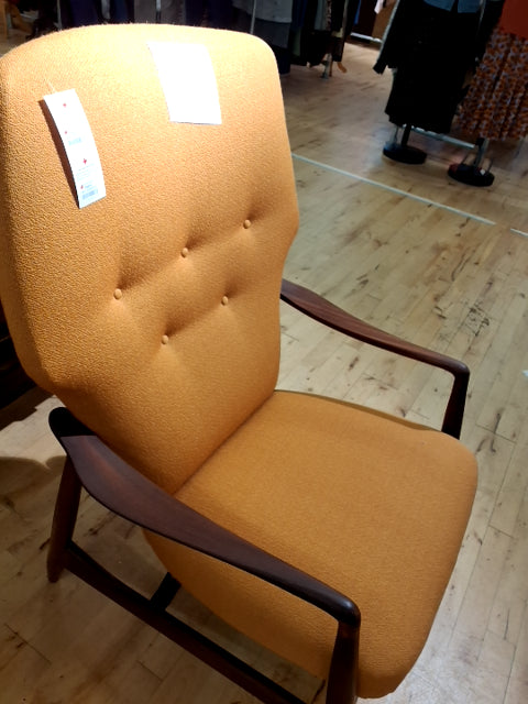 Lænestol i karrygul betræk af Ib Kofoed Larsen